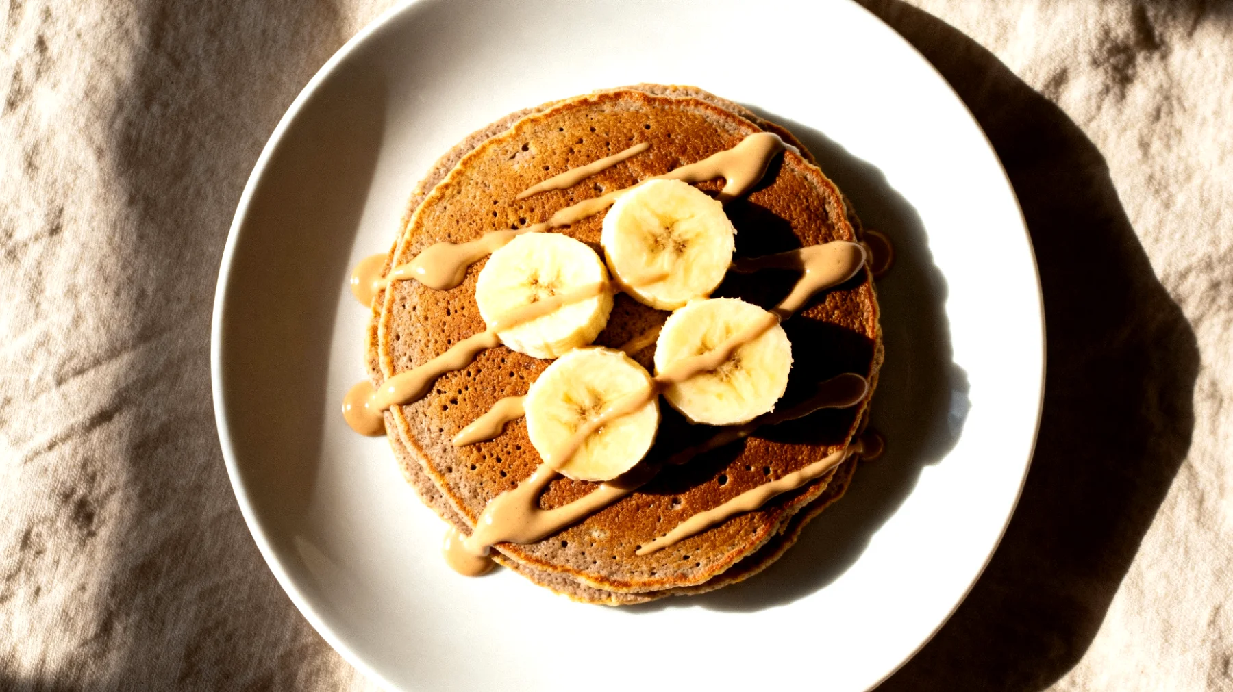Buchweizen-Pfannkuchen mit Tahini und Bananenscheiben"
