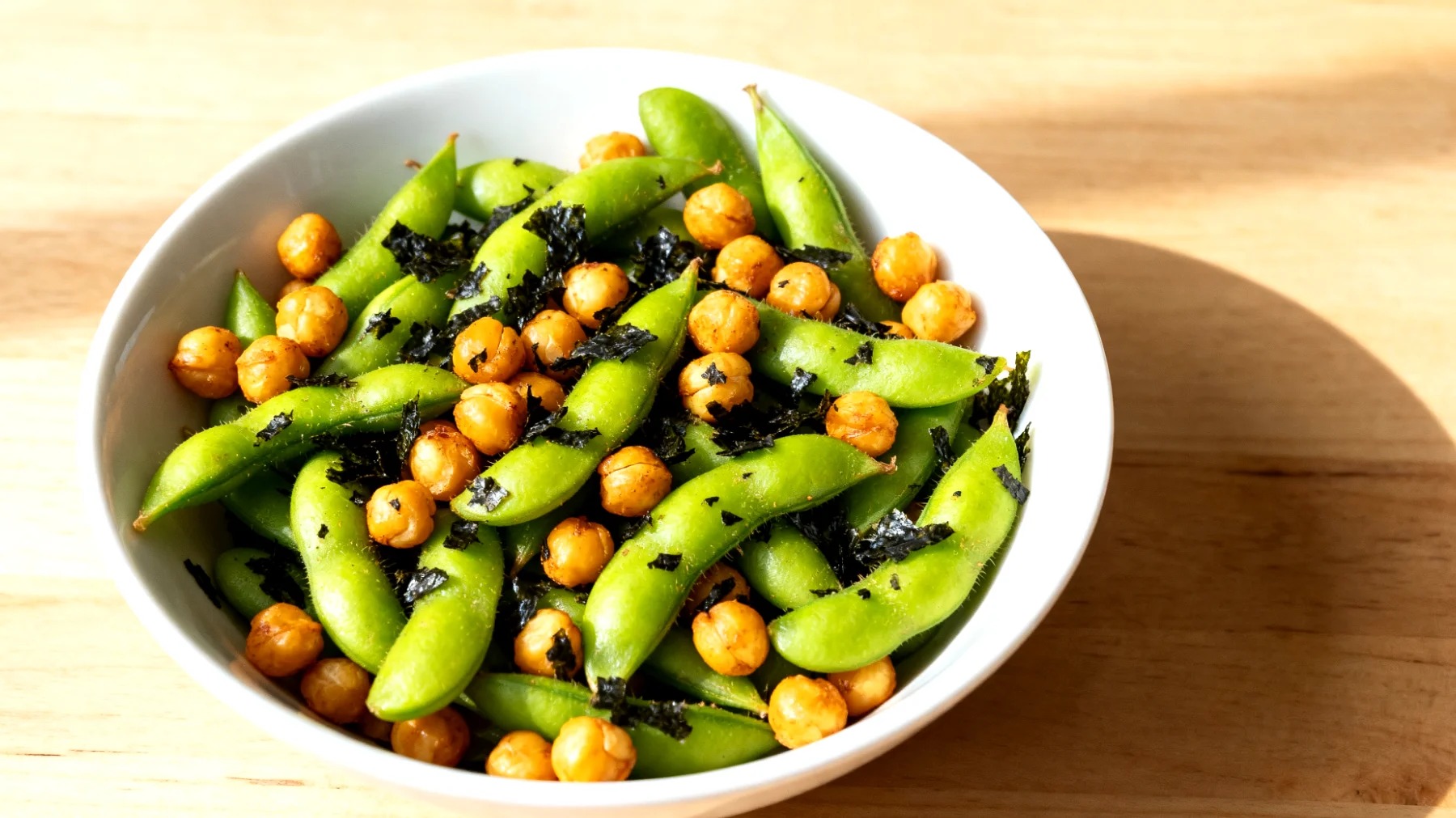 Edamame mit gerösteten Kichererbsen und Nori-Flocken"