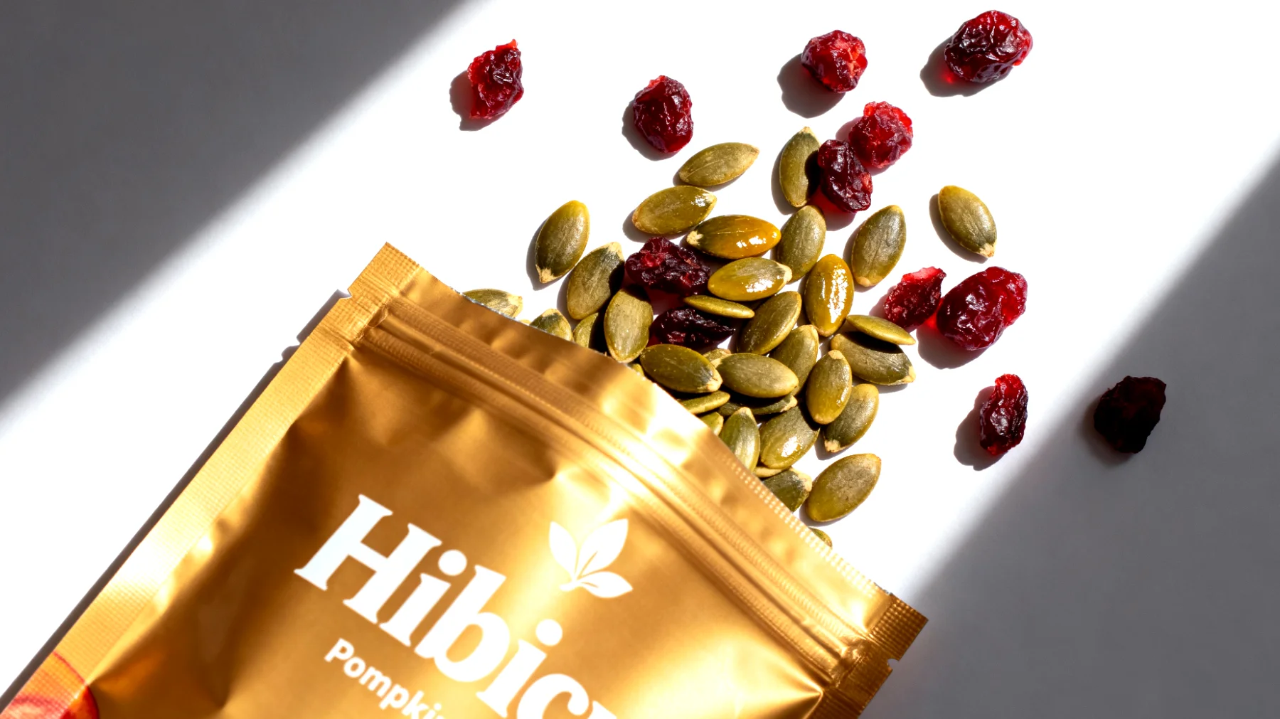 Hibasusbeutel-Snack mit Kürbiskernen und getrockneten Cranberries"