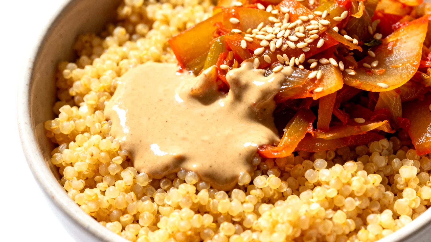 Hirse-Bowl mit fermentiertem Gemüse und Sesam-Tahin-Dressing"