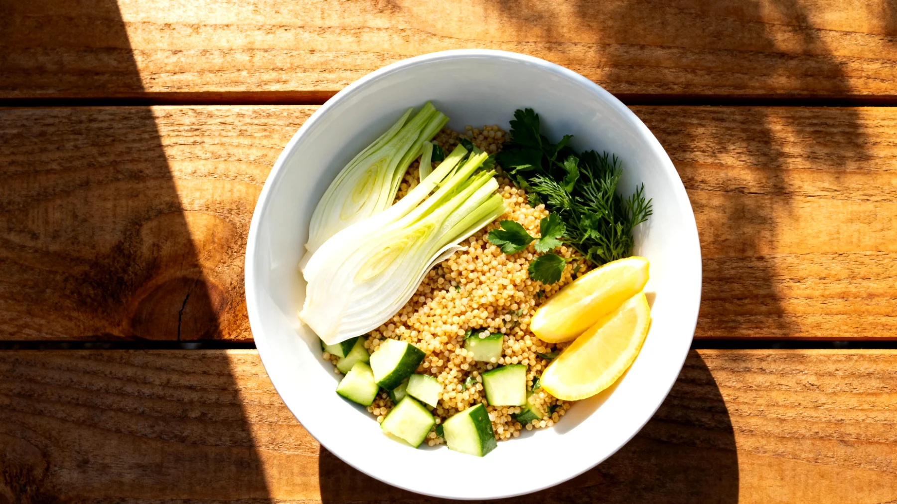 Hirsesalat mit Fenchel, Gurke, Zitrone und frischen Kräutern"