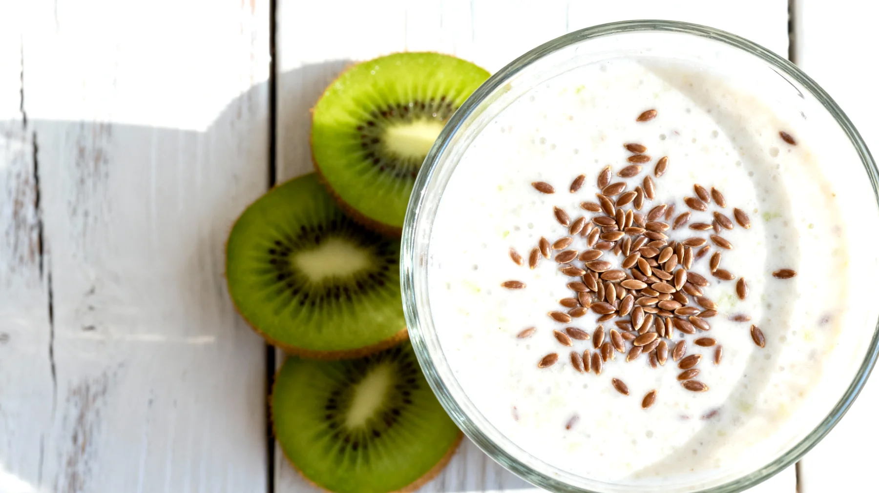 Kefir-Smoothie mit Leinsamen und Kiwi"