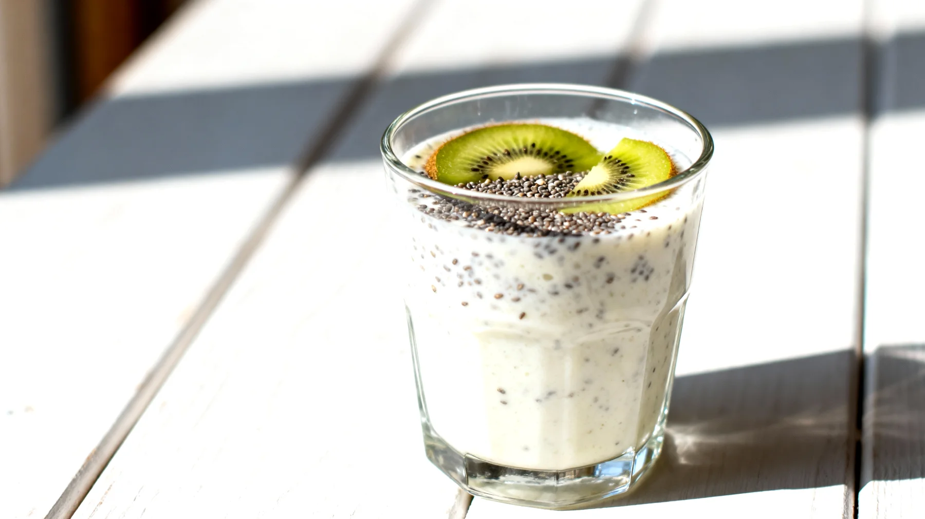 Kefir-Smoothie mit Leinsamen und Kiwi"