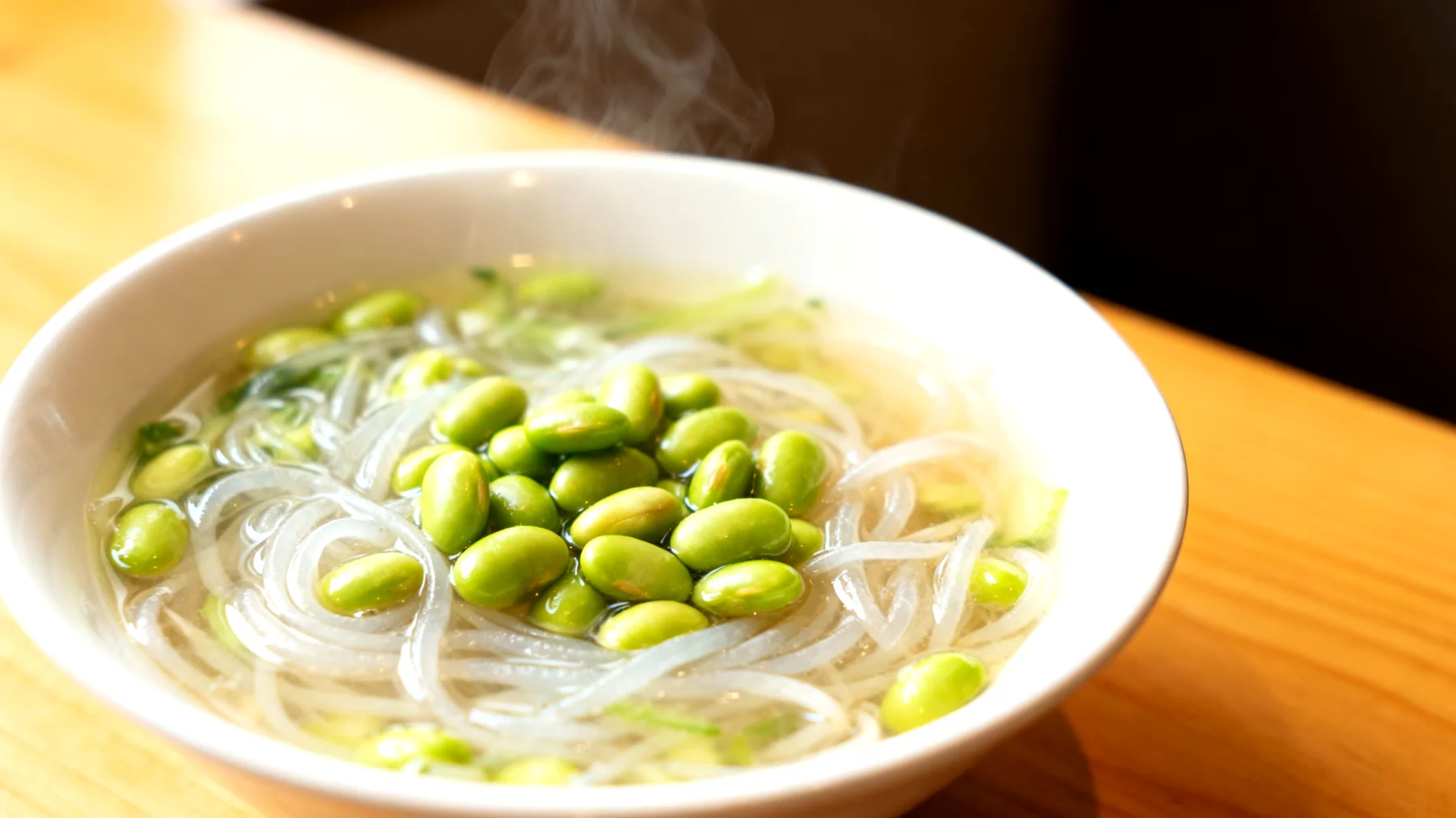 Konjak-Nudeln (Shirataki) mit Gemüsebrühe und Edamame"