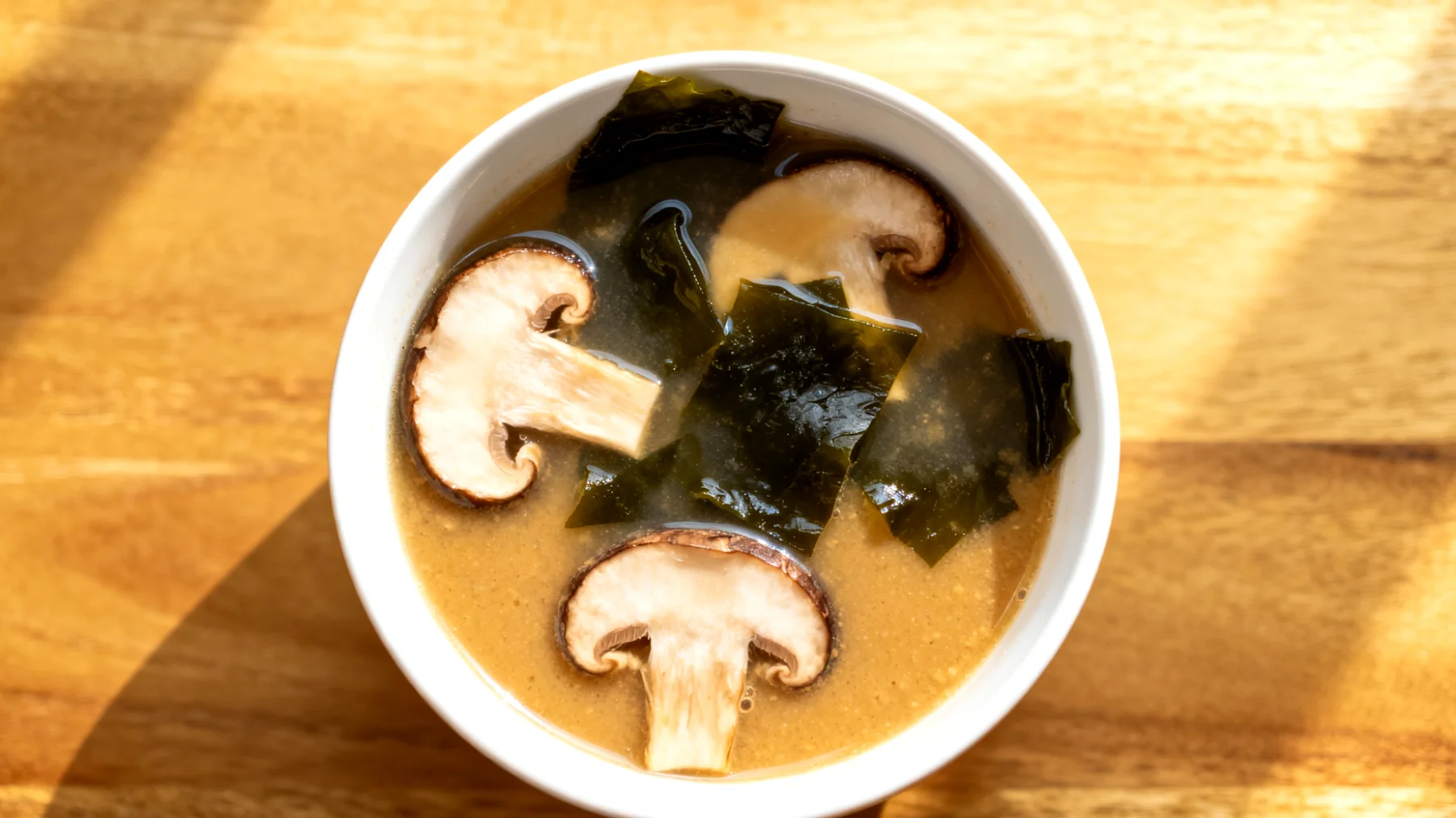 Miso-Suppe mit Shiitake-Pilzen und Wakame-Algen"