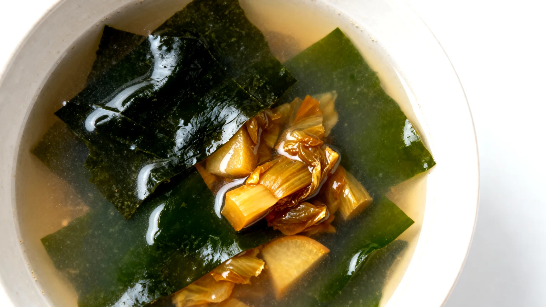 Miso-Suppe mit Wakame-Algen und fermentiertem Gemüse"