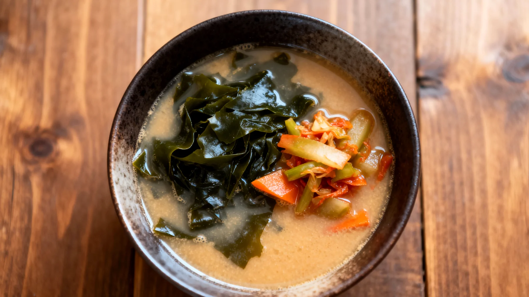 Miso-Suppe mit Wakame-Algen und fermentiertem Gemüse"