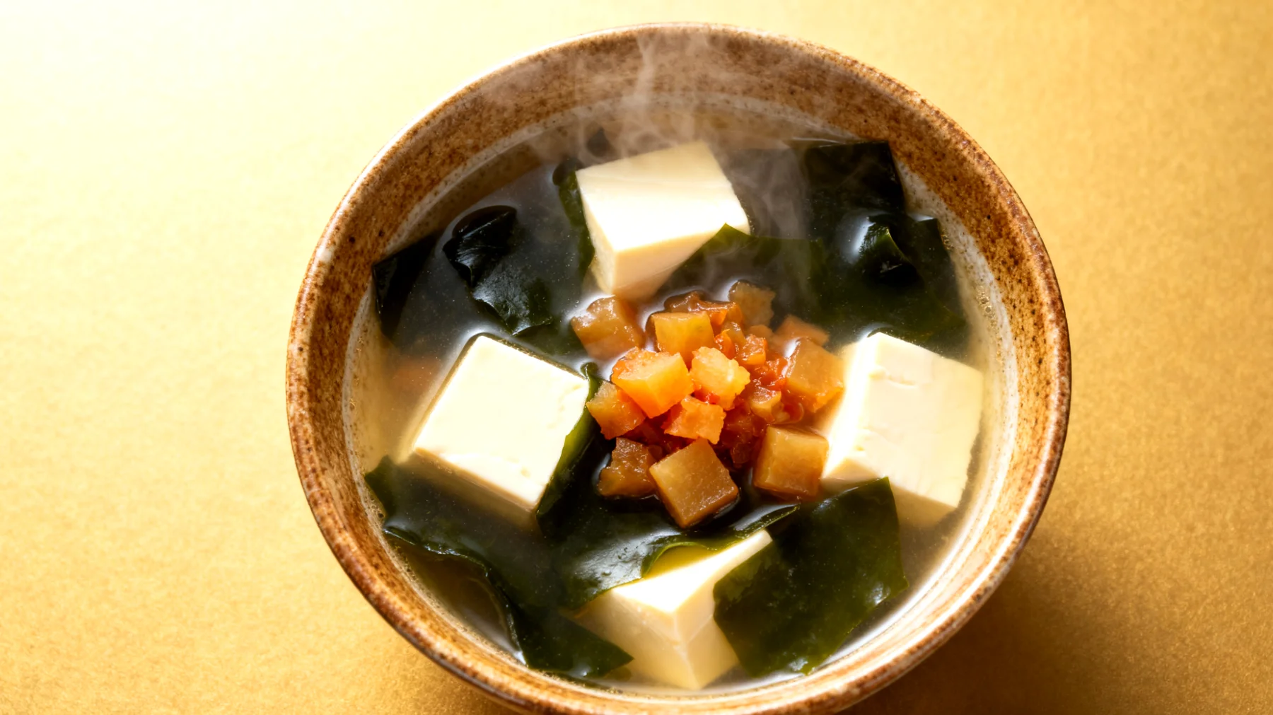 Miso-Suppe mit Wakame-Algen, Seidentofu und fermentiertem Gemüse"