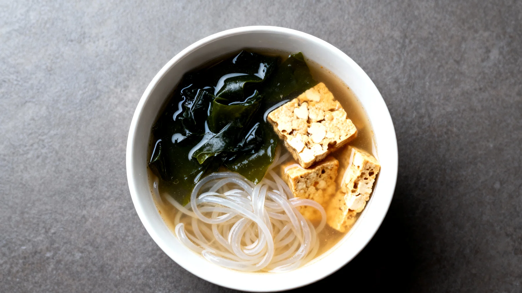 Miso-Suppe mit Wakame-Algen, Shirataki-Nudeln und fermentiertem Tempeh"