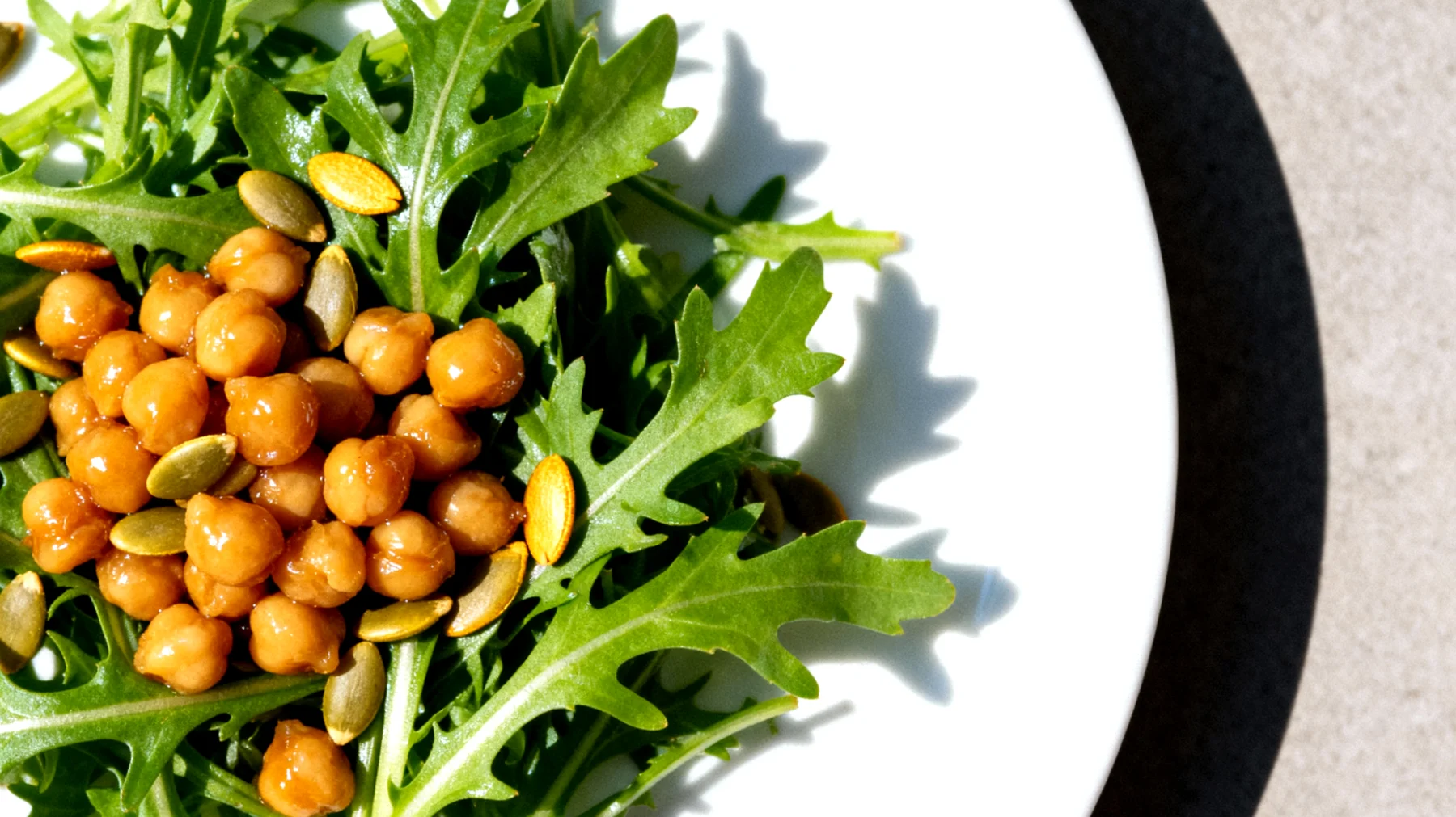 Mizuna-Salat mit fermentierten Kichererbsen und Kürbiskernen"