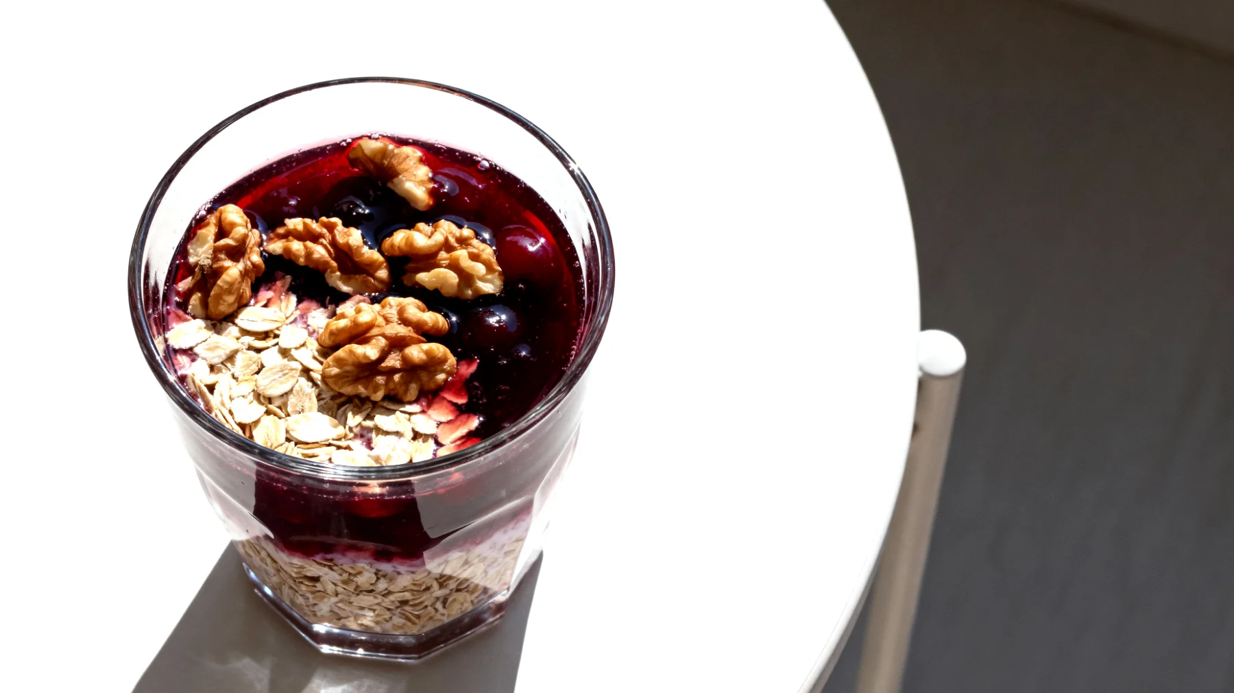 Sauerkirschsaft mit Haferflocken und Walnüssen"