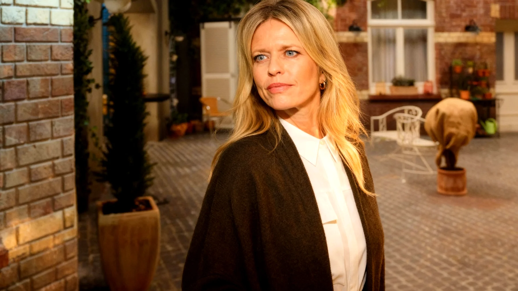 Unter uns2025-12-17T16:59:46.560Z"