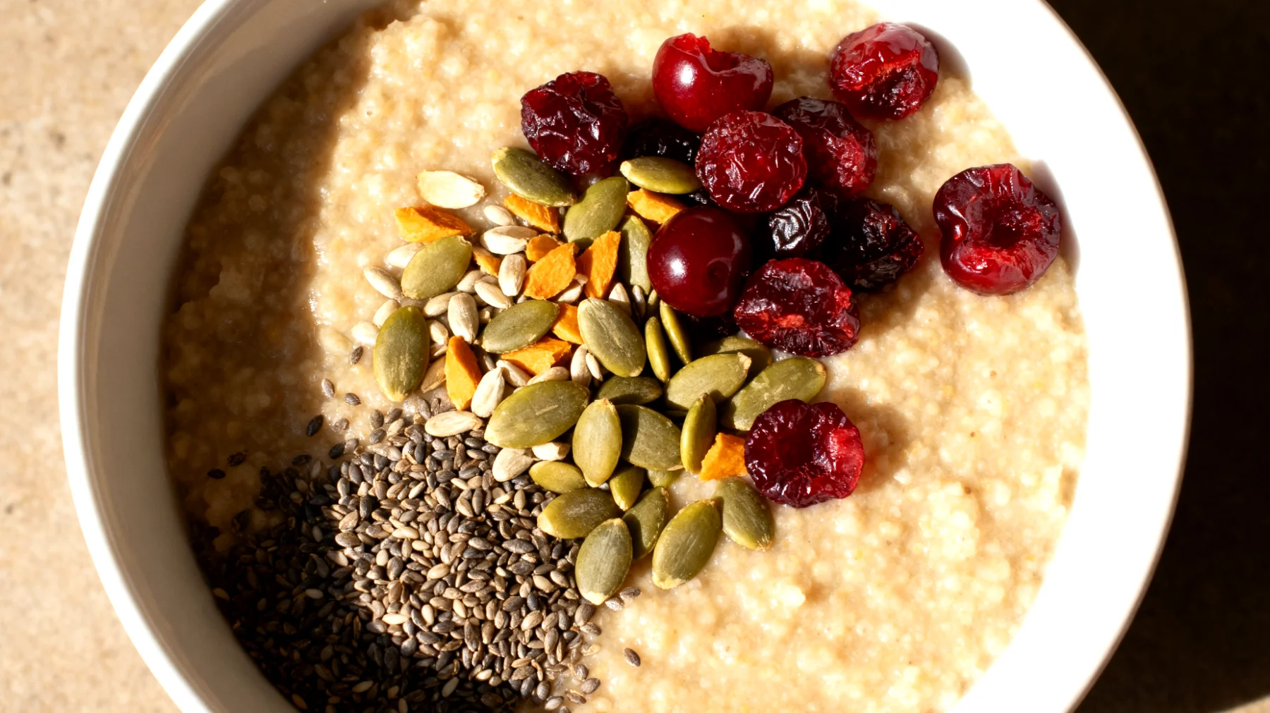Amaranth-Porridge mit Hanfsamen, Kürbiskernen und Sauerkirschen"