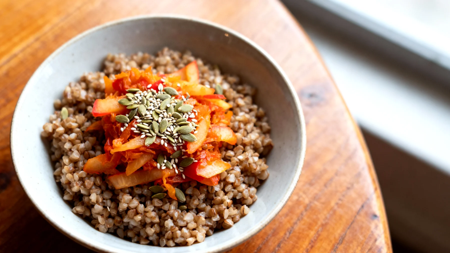 Buchweizen-Bowl mit fermentiertem Gemüse und Hanfsamen"