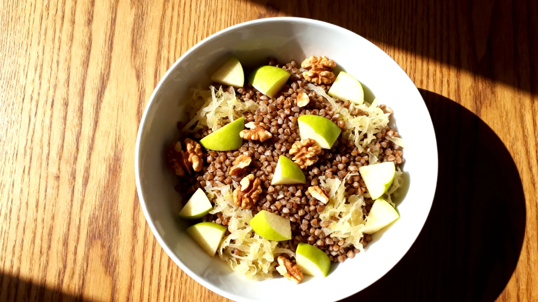 Buchweizen-Sauerkraut-Salat mit Walnüssen und Apfel"