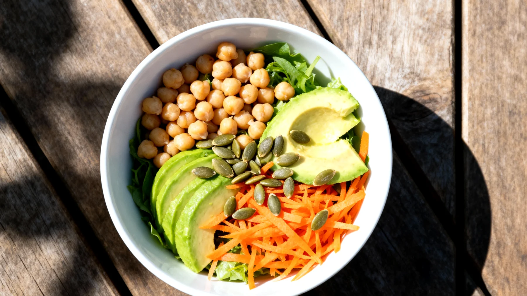 Kichererbsen-Avocado-Salat mit Kürbiskernen und Karotten"