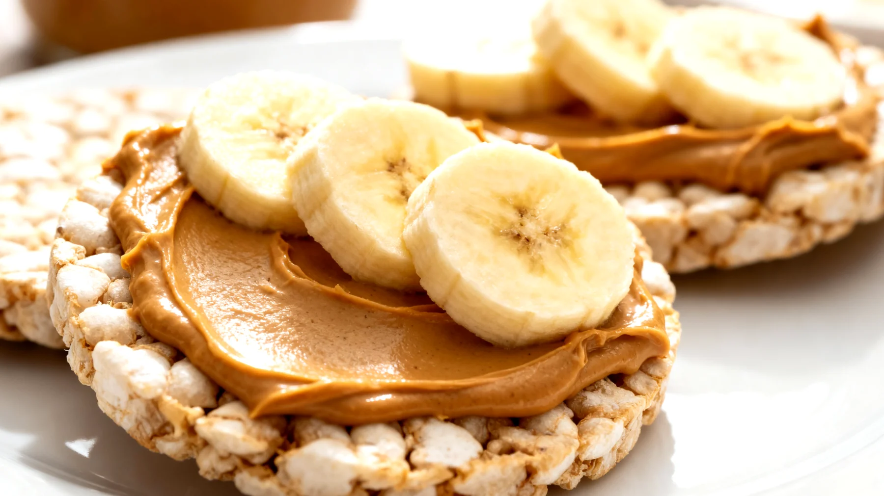 Mandelmus mit Bananenscheiben auf Vollkorn-Reiswaffeln"