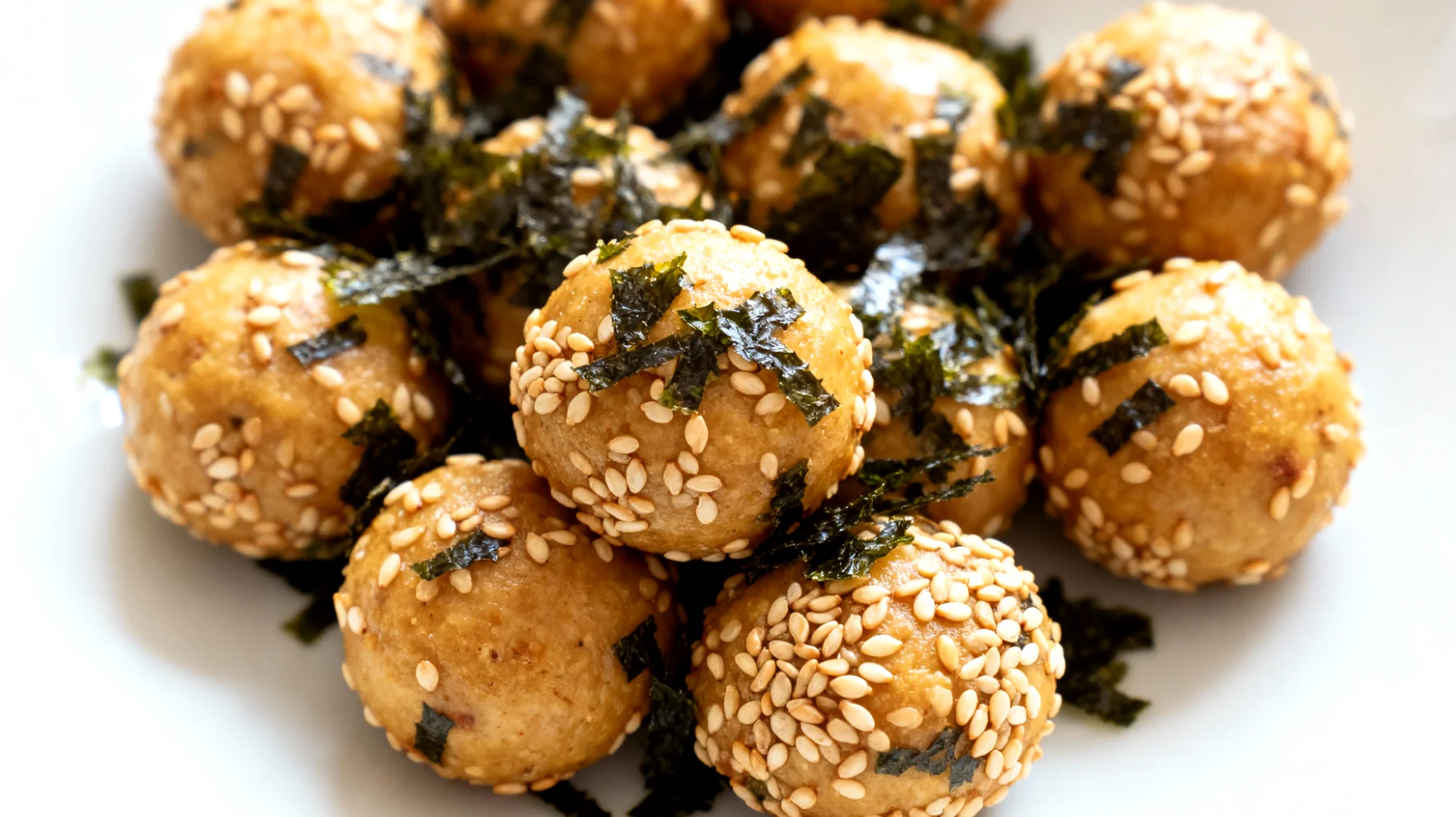 Miso-Balls mit Sesam und getrockneten Algen (energiereiche Bällchen aus fermentierter Sojapaste)"