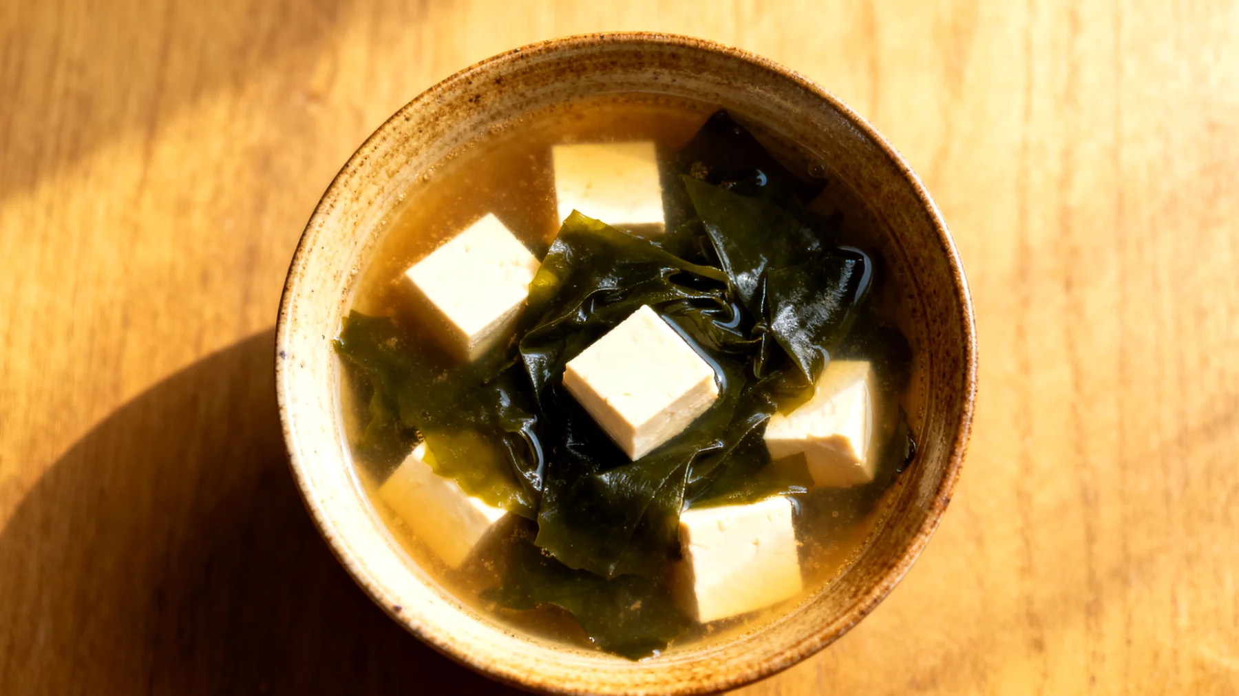 Miso-Suppe mit Algen (Wakame) und Seidentofu"