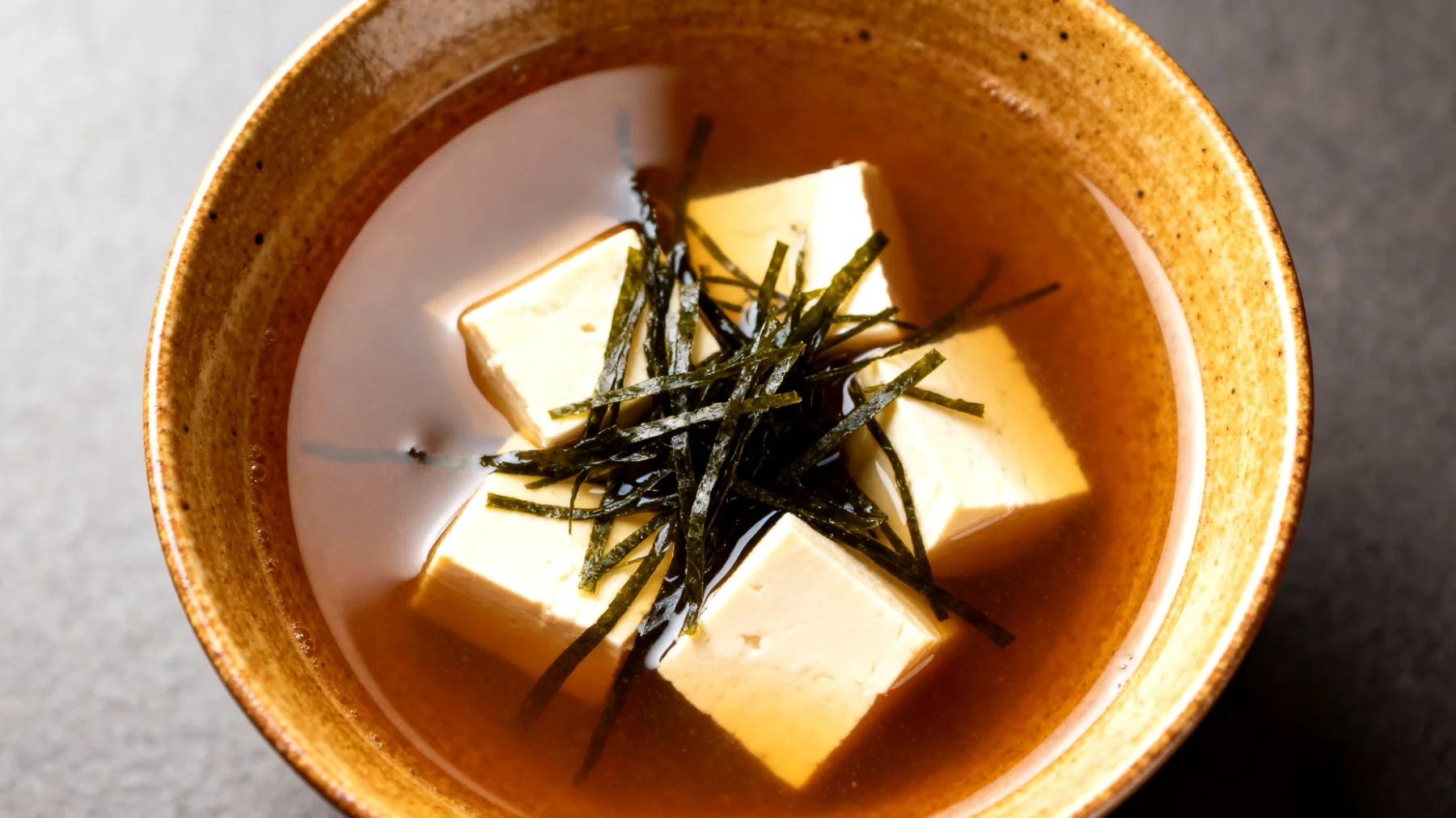 Miso-Suppe mit Wakame-Algen und Seidentofu"