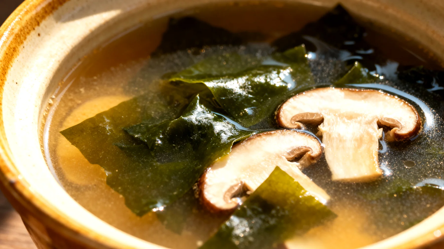 Miso-Suppe mit Wakame-Algen und Shiitake-Pilzen"