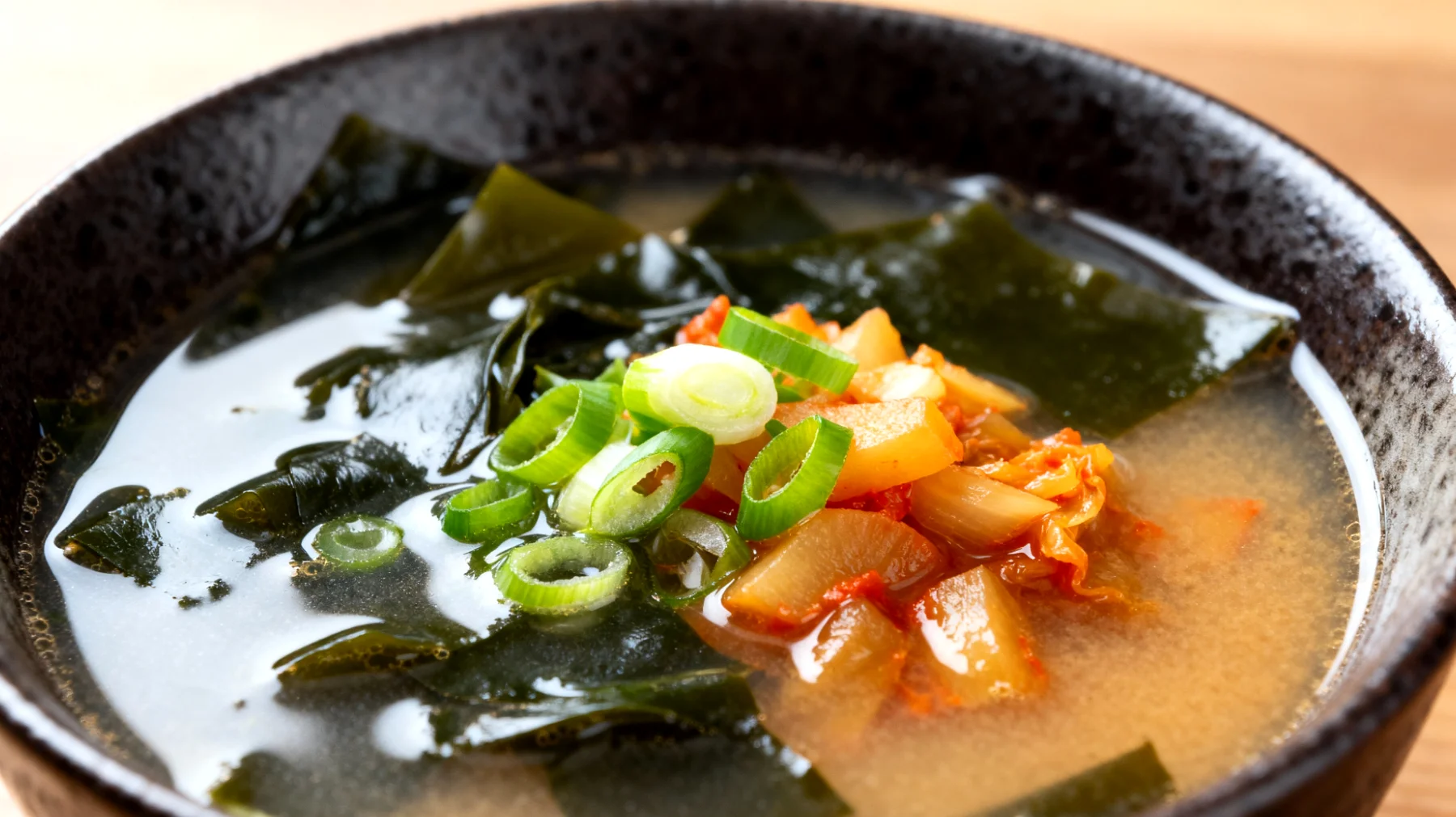 Miso-Suppe mit Wakame-Algen und fermentiertem Gemüse"
