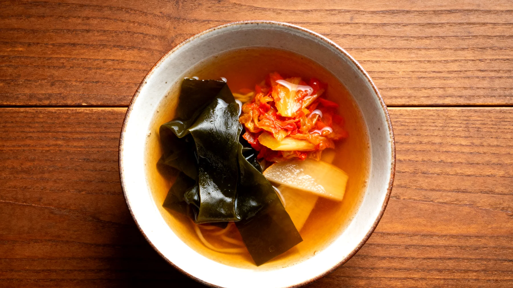 Miso-Suppe mit eingeweichtem Wakame und fermentiertem Gemüse"