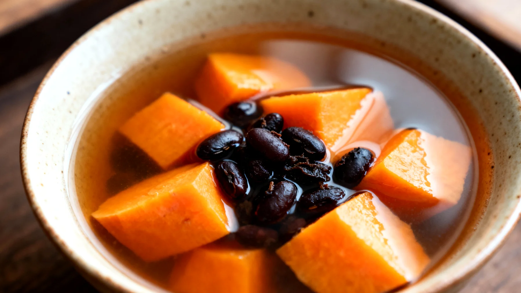 Miso-Suppe mit fermentierten schwarzen Bohnen und Süßkartoffel"