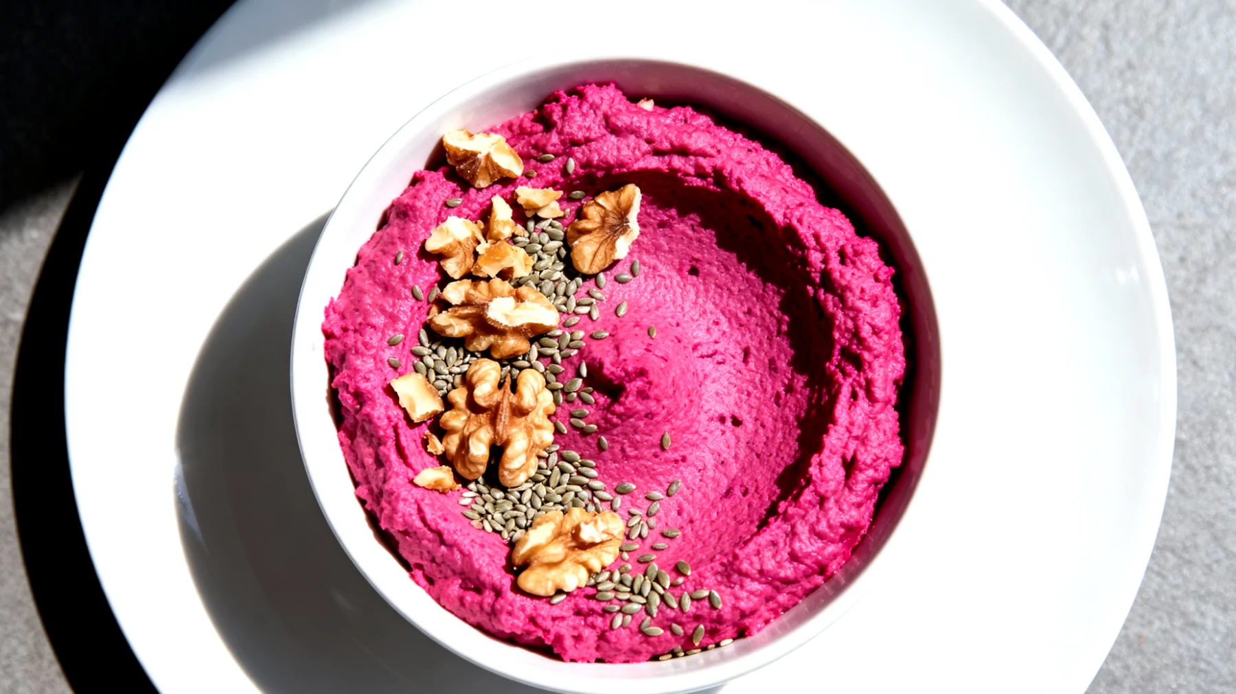 Rote-Bete-Hummus mit Walnüssen und Hanfsamen"